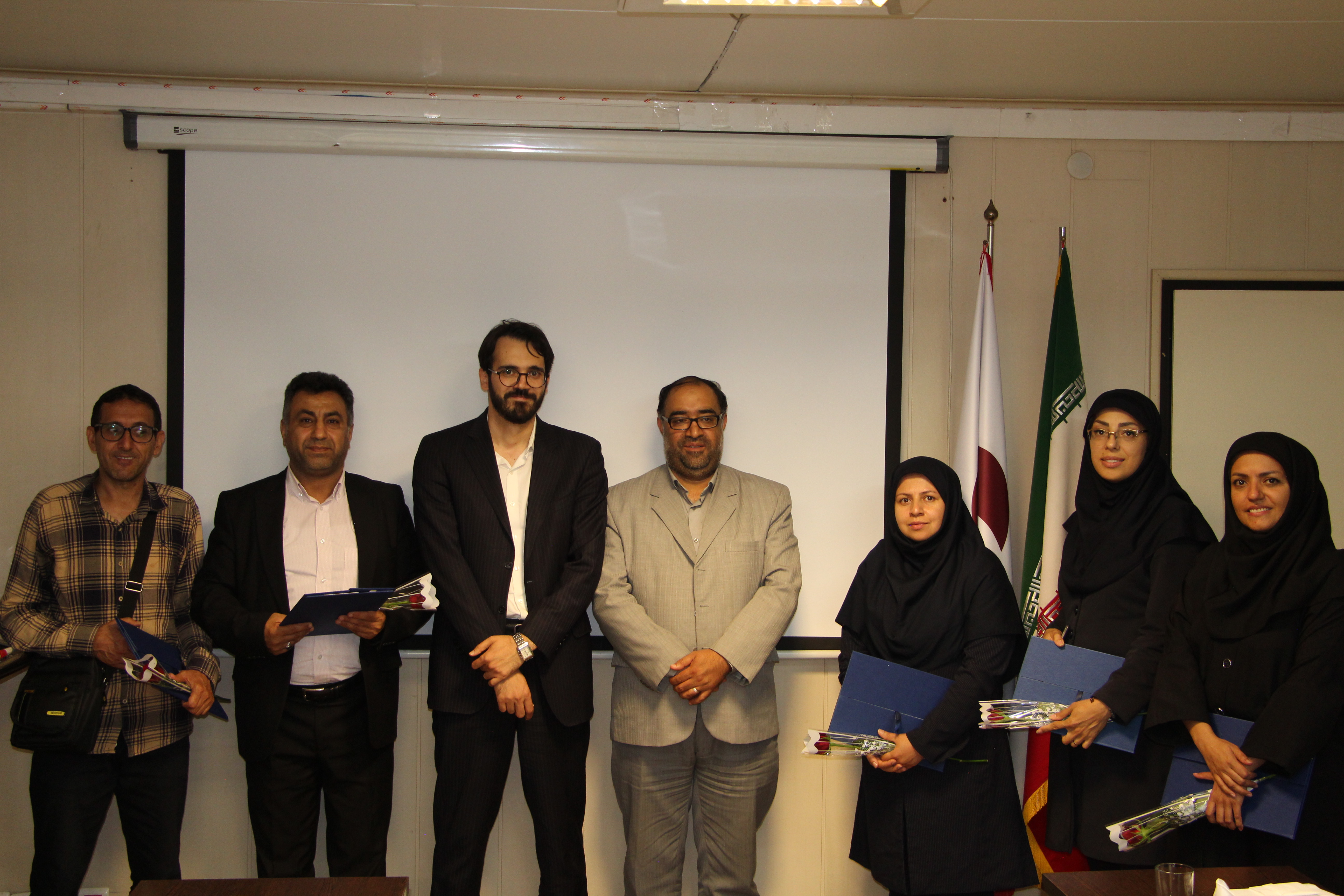 تجلیل از بازنشستگان و همکاران قدیمی در شرکت آموزش